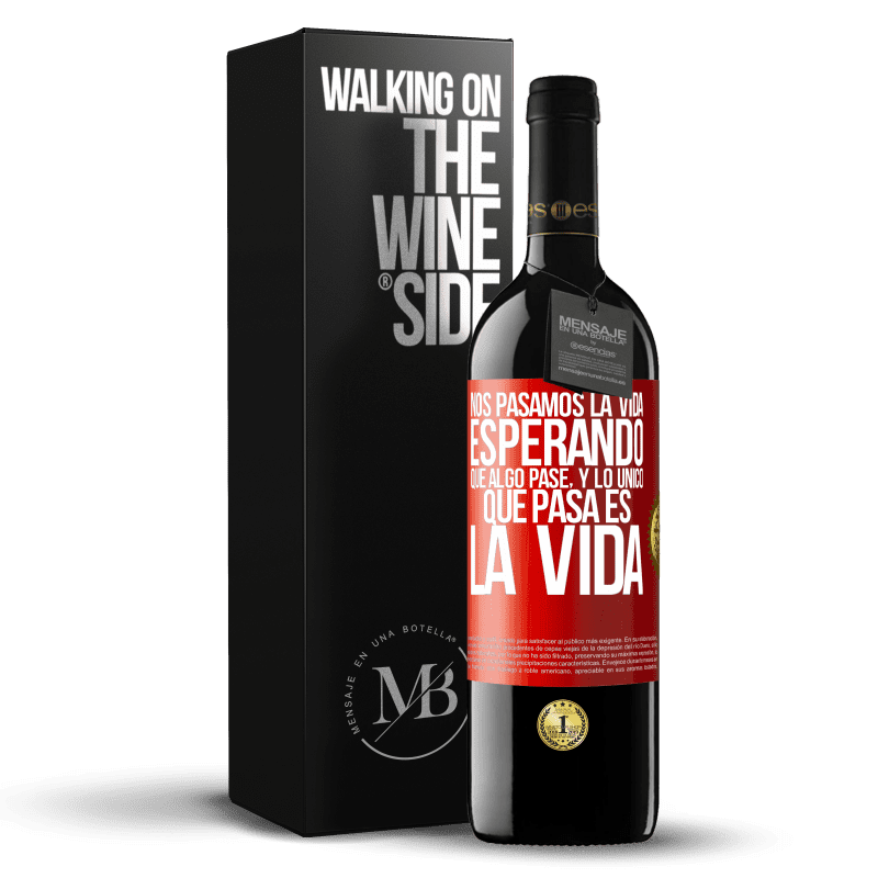 39,95 € Envío gratis | Vino Tinto Edición RED MBE Reserva Nos pasamos la vida esperando que algo pase, y lo único que pasa es la vida Etiqueta Roja. Etiqueta personalizable Reserva 12 Meses Cosecha 2015 Tempranillo