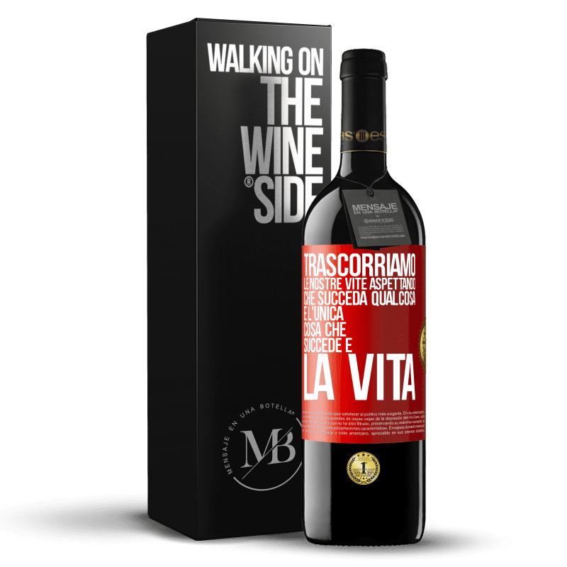 39,95 € Spedizione Gratuita | Vino rosso Edizione RED MBE Riserva Trascorriamo le nostre vite aspettando che succeda qualcosa e l'unica cosa che succede è la vita Etichetta Rossa. Etichetta personalizzabile Riserva 12 Mesi Raccogliere 2015 Tempranillo