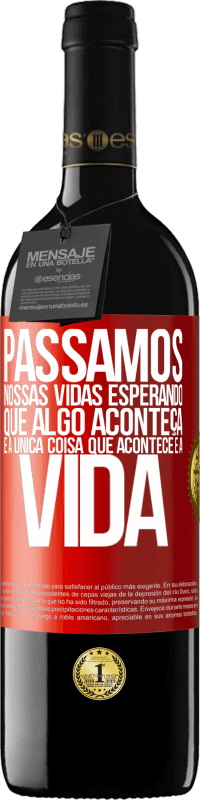 Envio grátis | Vinho tinto Edição RED MBE Reserva Passamos nossas vidas esperando que algo aconteça, e a única coisa que acontece é a vida Etiqueta Vermelha. Etiqueta personalizável Reserva 12 Meses Colheita 2014 Tempranillo