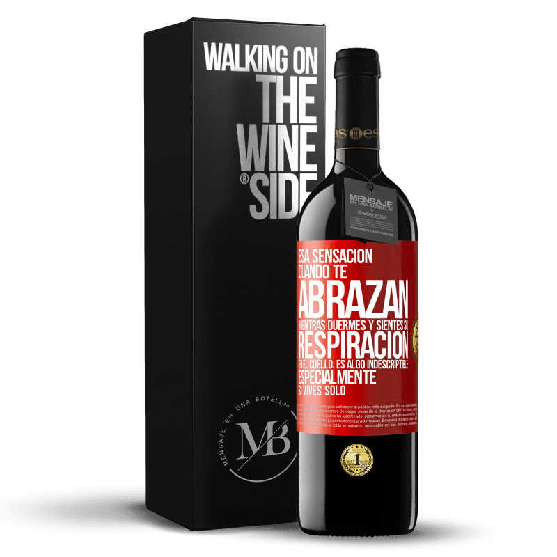 29,95 € Envío gratis | Vino Tinto Edición RED Crianza 6 Meses Esa sensación cuando te abrazan mientras duermes y sientes su respiración en el cuello, es algo indescriptible Etiqueta Roja. Etiqueta personalizable Crianza en barrica de roble 6 Meses Cosecha 2020 Tempranillo