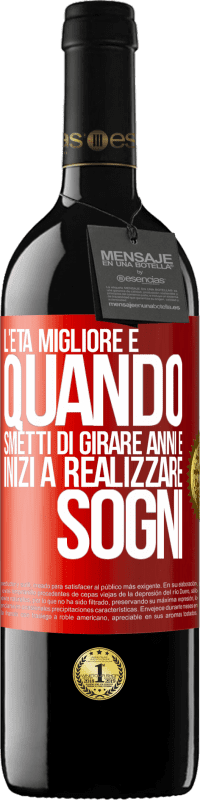 39,95 € | Vino rosso Edizione RED MBE Riserva L'età migliore è quando smetti di girare anni e inizi a realizzare sogni Etichetta Rossa. Etichetta personalizzabile Riserva 12 Mesi Raccogliere 2015 Tempranillo