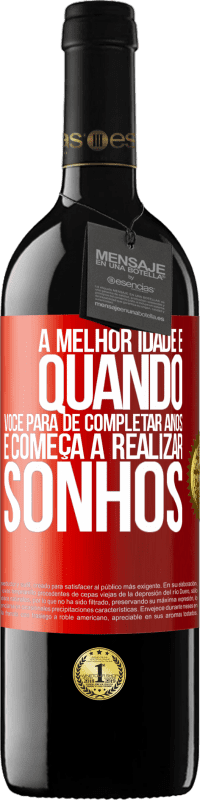 39,95 € | Vinho tinto Edição RED MBE Reserva A melhor idade é quando você para de completar anos e começa a realizar sonhos Etiqueta Vermelha. Etiqueta personalizável Reserva 12 Meses Colheita 2015 Tempranillo