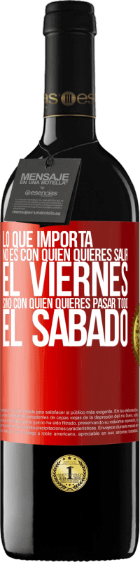 39,95 € Envío gratis | Vino Tinto Edición RED MBE Reserva Lo que importa no es con quién quieres salir el viernes, sino con quién quieres pasar todo el sábado Etiqueta Roja. Etiqueta personalizable Reserva 12 Meses Cosecha 2016 Tempranillo