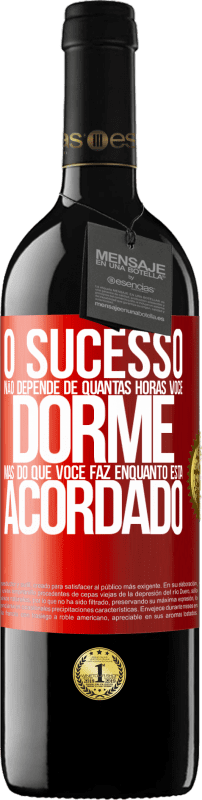 39,95 € Envio grátis | Vinho tinto Edição RED MBE Reserva O sucesso não depende de quantas horas você dorme, mas do que você faz enquanto está acordado Etiqueta Vermelha. Etiqueta personalizável Reserva 12 Meses Colheita 2015 Tempranillo