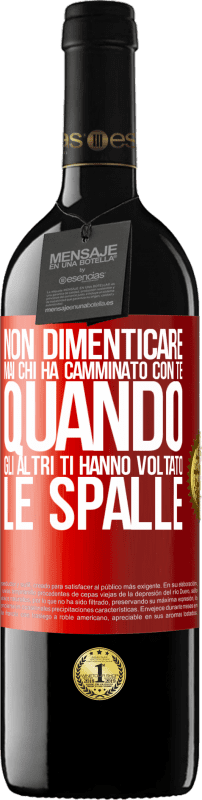 39,95 € Spedizione Gratuita | Vino rosso Edizione RED MBE Riserva Non dimenticare mai chi ha camminato con te quando gli altri ti hanno voltato le spalle Etichetta Rossa. Etichetta personalizzabile Riserva 12 Mesi Raccogliere 2014 Tempranillo