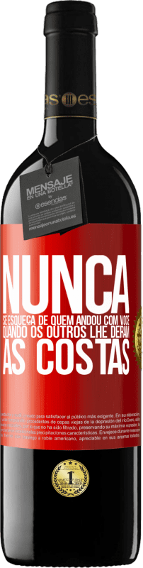 39,95 € | Vinho tinto Edição RED MBE Reserva Nunca se esqueça de quem andou com você quando os outros lhe deram as costas Etiqueta Vermelha. Etiqueta personalizável Reserva 12 Meses Colheita 2015 Tempranillo