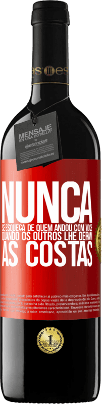 39,95 € Envio grátis | Vinho tinto Edição RED MBE Reserva Nunca se esqueça de quem andou com você quando os outros lhe deram as costas Etiqueta Vermelha. Etiqueta personalizável Reserva 12 Meses Colheita 2016 Tempranillo