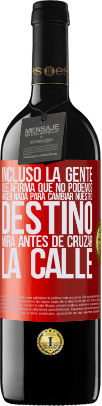 39,95 € | Vino Tinto Edición RED MBE Reserva Incluso la gente que afirma que no podemos hacer nada para cambiar nuestro destino, mira antes de cruzar la calle Etiqueta Roja. Etiqueta personalizable Reserva 12 Meses Cosecha 2015 Tempranillo