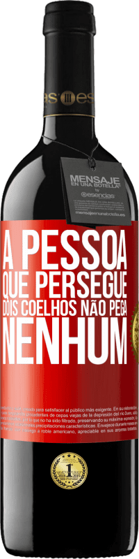 39,95 € | Vinho tinto Edição RED MBE Reserva A pessoa que persegue dois coelhos não pega nenhum Etiqueta Vermelha. Etiqueta personalizável Reserva 12 Meses Colheita 2015 Tempranillo