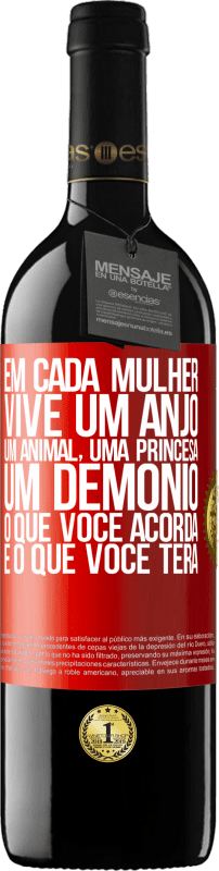 39,95 € | Vinho tinto Edição RED MBE Reserva Em cada mulher vive um anjo, um animal, uma princesa, um demônio. O que você acorda é o que você terá Etiqueta Vermelha. Etiqueta personalizável Reserva 12 Meses Colheita 2016 Tempranillo