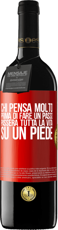 39,95 € | Vino rosso Edizione RED MBE Riserva Chi pensa molto prima di fare un passo, passerà tutta la vita su un piede Etichetta Rossa. Etichetta personalizzabile Riserva 12 Mesi Raccogliere 2015 Tempranillo