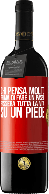 39,95 € Spedizione Gratuita | Vino rosso Edizione RED MBE Riserva Chi pensa molto prima di fare un passo, passerà tutta la vita su un piede Etichetta Rossa. Etichetta personalizzabile Riserva 12 Mesi Raccogliere 2016 Tempranillo