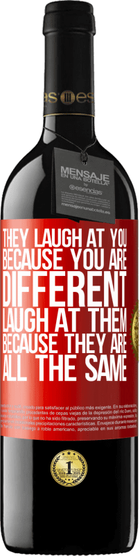 39,95 € | Красное вино Издание RED MBE Бронировать Они смеются над тобой, потому что ты другой. Смейся над ними, потому что они все одинаковы Красная метка. Настраиваемая этикетка Бронировать 12 Месяцы Урожай 2014 Tempranillo