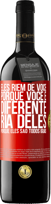 39,95 € | Vinho tinto Edição RED MBE Reserva Eles riem de você porque você é diferente. Ria deles, porque eles são todos iguais Etiqueta Vermelha. Etiqueta personalizável Reserva 12 Meses Colheita 2015 Tempranillo