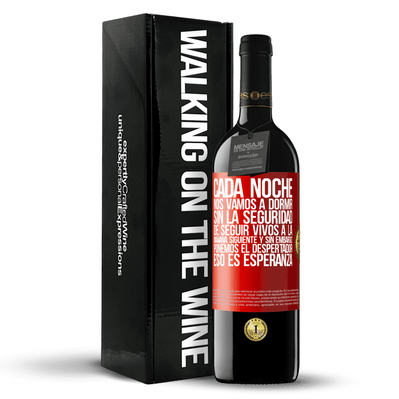 39,95 € Envío gratis | Vino Tinto Edición RED MBE Reserva Cada noche nos vamos a dormir sin la seguridad de seguir vivos a la mañana siguiente y, sin embargo, ponemos el despertador Etiqueta Roja. Etiqueta personalizable Reserva 12 Meses Cosecha 2016 Tempranillo