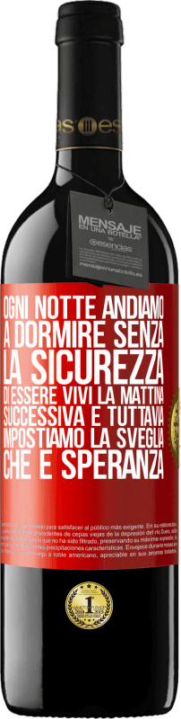 39,95 € | Vino rosso Edizione RED MBE Riserva Ogni notte andiamo a dormire senza la sicurezza di essere vivi la mattina successiva e tuttavia impostiamo la sveglia. CHE È Etichetta Rossa. Etichetta personalizzabile Riserva 12 Mesi Raccogliere 2015 Tempranillo