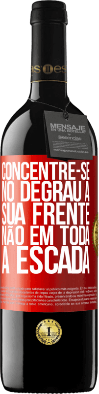 39,95 € Envio grátis | Vinho tinto Edição RED MBE Reserva Concentre-se no degrau à sua frente, não em toda a escada Etiqueta Vermelha. Etiqueta personalizável Reserva 12 Meses Colheita 2014 Tempranillo