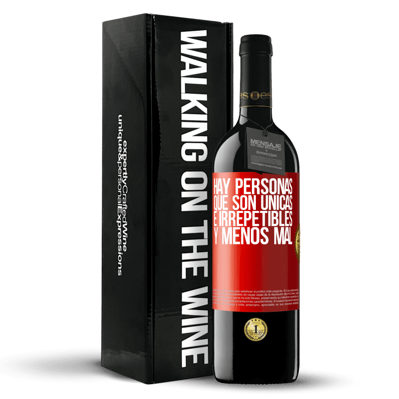 39,95 € Envío gratis | Vino Tinto Edición RED MBE Reserva Hay personas que son únicas e irrepetibles. Y menos mal Etiqueta Roja. Etiqueta personalizable Reserva 12 Meses Cosecha 2016 Tempranillo