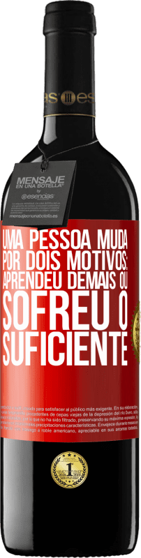 39,95 € | Vinho tinto Edição RED MBE Reserva Uma pessoa muda por dois motivos: aprendeu demais ou sofreu o suficiente Etiqueta Vermelha. Etiqueta personalizável Reserva 12 Meses Colheita 2016 Tempranillo