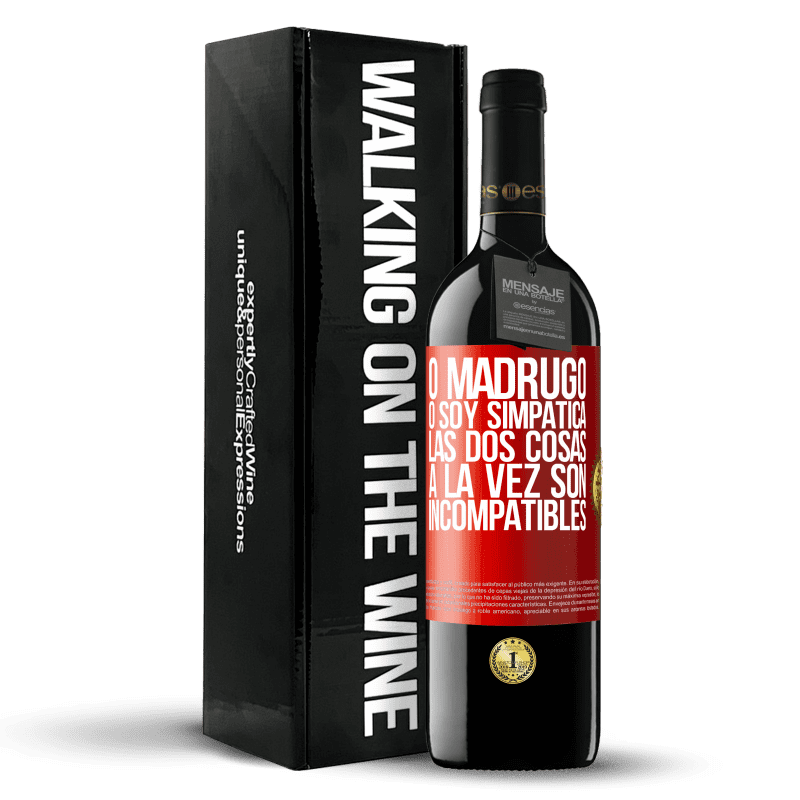 39,95 € Envío gratis | Vino Tinto Edición RED MBE Reserva O madrugo o soy simpática, las dos cosas a la vez son incompatibles Etiqueta Roja. Etiqueta personalizable Reserva 12 Meses Cosecha 2015 Tempranillo