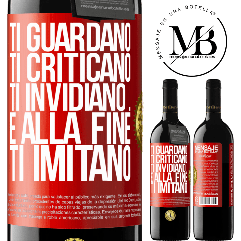 39,95 € Spedizione Gratuita | Vino rosso Edizione RED MBE Riserva Ti guardano, ti criticano, ti invidiano ... e alla fine ti imitano Etichetta Rossa. Etichetta personalizzabile Riserva 12 Mesi Raccogliere 2016 Tempranillo