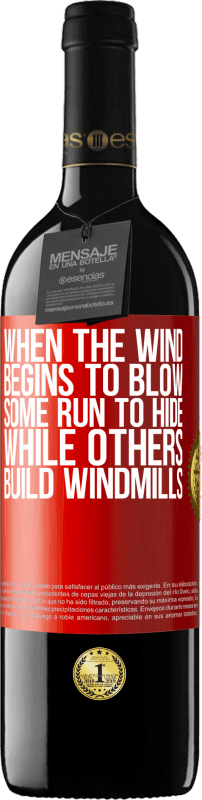 39,95 € | 赤ワイン REDエディション MBE 予約する 風が吹くと、隠れようとする人もいれば、風車を作る人もいます 赤いタグ. カスタマイズ可能なラベル 予約する 12 月 収穫 2014 Tempranillo