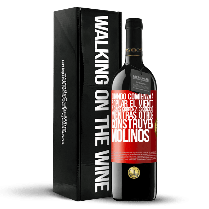 39,95 € Envío gratis | Vino Tinto Edición RED MBE Reserva Cuando comienza a soplar el viento, algunos corren a esconderse, mientras otros construyen molinos Etiqueta Roja. Etiqueta personalizable Reserva 12 Meses Cosecha 2015 Tempranillo