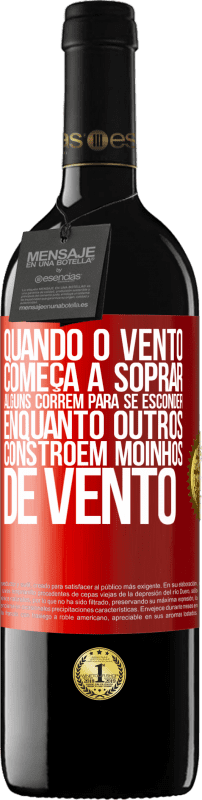 39,95 € Envio grátis | Vinho tinto Edição RED MBE Reserva Quando o vento começa a soprar, alguns correm para se esconder, enquanto outros constroem moinhos de vento Etiqueta Vermelha. Etiqueta personalizável Reserva 12 Meses Colheita 2016 Tempranillo