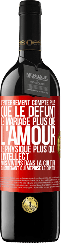 39,95 € | Vin rouge Édition RED MBE Réserve L'enterrement compte plus que le défunt, le mariage plus que l'amour, le physique plus que l'intellect. Nous vivons dans la cult Étiquette Rouge. Étiquette personnalisable Réserve 12 Mois Récolte 2015 Tempranillo