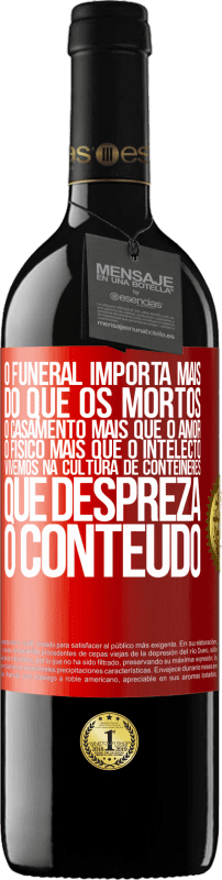 39,95 € | Vinho tinto Edição RED MBE Reserva O funeral importa mais do que os mortos, o casamento mais que o amor, o físico mais que o intelecto. Vivemos na cultura de Etiqueta Vermelha. Etiqueta personalizável Reserva 12 Meses Colheita 2016 Tempranillo