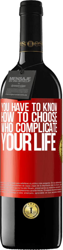 39,95 € | 红酒 RED版 MBE 预订 您必须知道如何选择使您的生活复杂化的人 红色标签. 可自定义的标签 预订 12 个月 收成 2014 Tempranillo