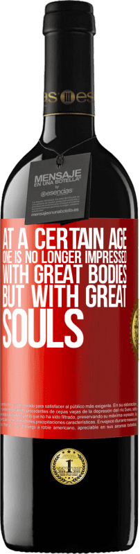 39,95 € 免费送货 | 红酒 RED版 MBE 预订 在某个年龄，人们不再对伟大的身体印象深刻，而是对伟大的灵魂印象深刻 红色标签. 可自定义的标签 预订 12 个月 收成 2014 Tempranillo