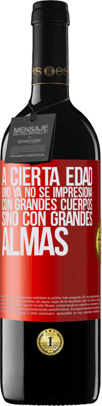 39,95 € | Vino Tinto Edición RED MBE Reserva A cierta edad uno ya no se impresiona con grandes cuerpos, sino con grandes almas Etiqueta Roja. Etiqueta personalizable Reserva 12 Meses Cosecha 2016 Tempranillo