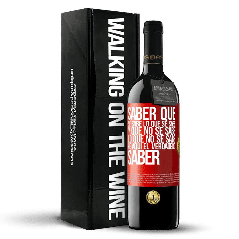 39,95 € Envío gratis | Vino Tinto Edición RED MBE Reserva Saber que se sabe lo que se sabe y que no se sabe lo que no se sabe he aquí el verdadero saber Etiqueta Roja. Etiqueta personalizable Reserva 12 Meses Cosecha 2015 Tempranillo