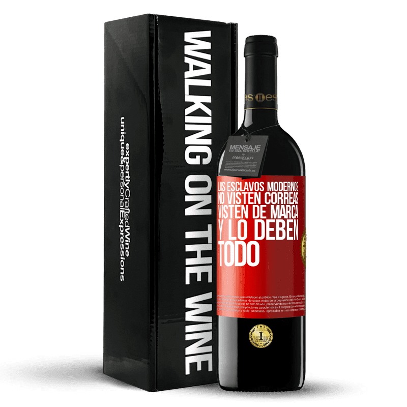 39,95 € Envío gratis | Vino Tinto Edición RED MBE Reserva Los esclavos modernos no visten correas. Visten de marca y lo deben todo Etiqueta Roja. Etiqueta personalizable Reserva 12 Meses Cosecha 2015 Tempranillo