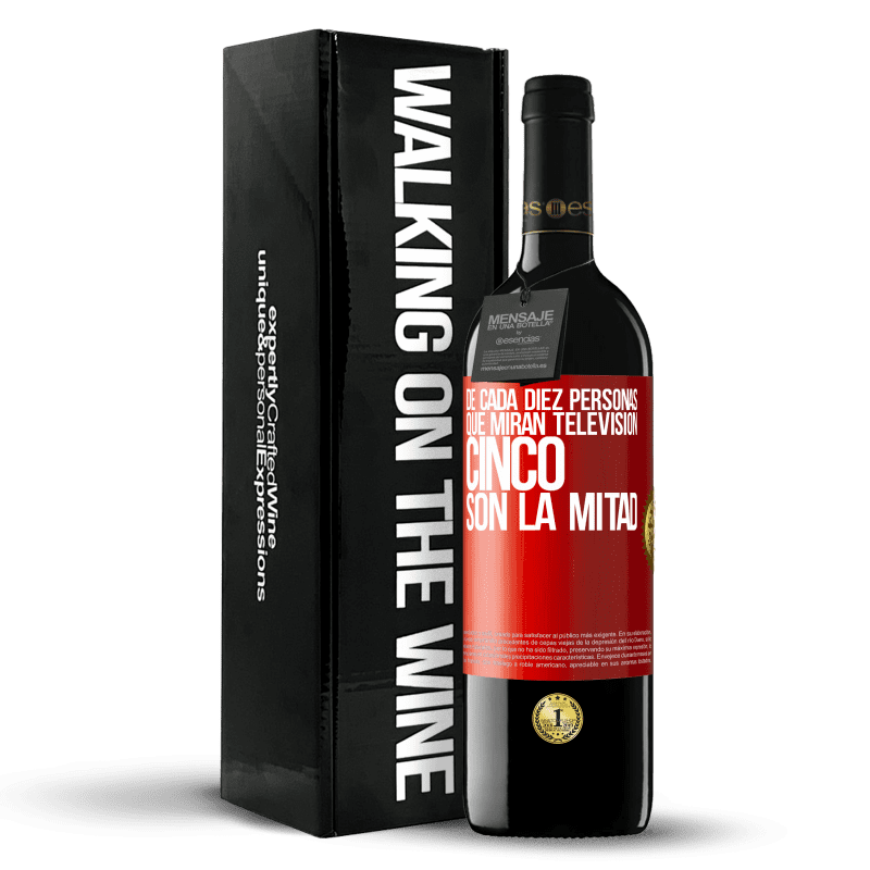 29,95 € Envío gratis | Vino Tinto Edición RED Crianza 6 Meses De cada diez personas que miran televisión, cinco son la mitad Etiqueta Roja. Etiqueta personalizable Crianza en barrica de roble 6 Meses Cosecha 2020 Tempranillo