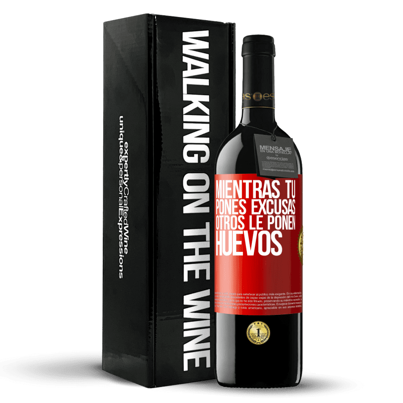 39,95 € Envío gratis | Vino Tinto Edición RED MBE Reserva Mientras tú pones excusas, otros le ponen huevos Etiqueta Roja. Etiqueta personalizable Reserva 12 Meses Cosecha 2015 Tempranillo