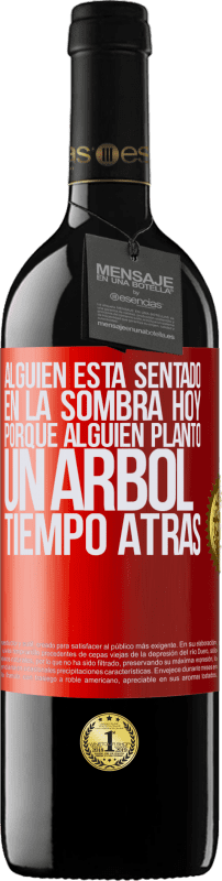 39,95 € | Vino Tinto Edición RED MBE Reserva Alguien está sentado en la sombra hoy, porque alguien plantó un árbol tiempo atrás Etiqueta Roja. Etiqueta personalizable Reserva 12 Meses Cosecha 2015 Tempranillo