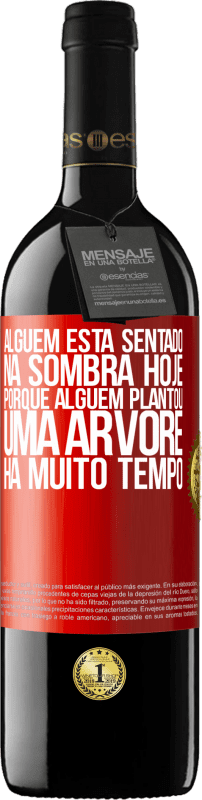 39,95 € | Vinho tinto Edição RED MBE Reserva Alguém está sentado na sombra hoje, porque alguém plantou uma árvore há muito tempo Etiqueta Vermelha. Etiqueta personalizável Reserva 12 Meses Colheita 2014 Tempranillo