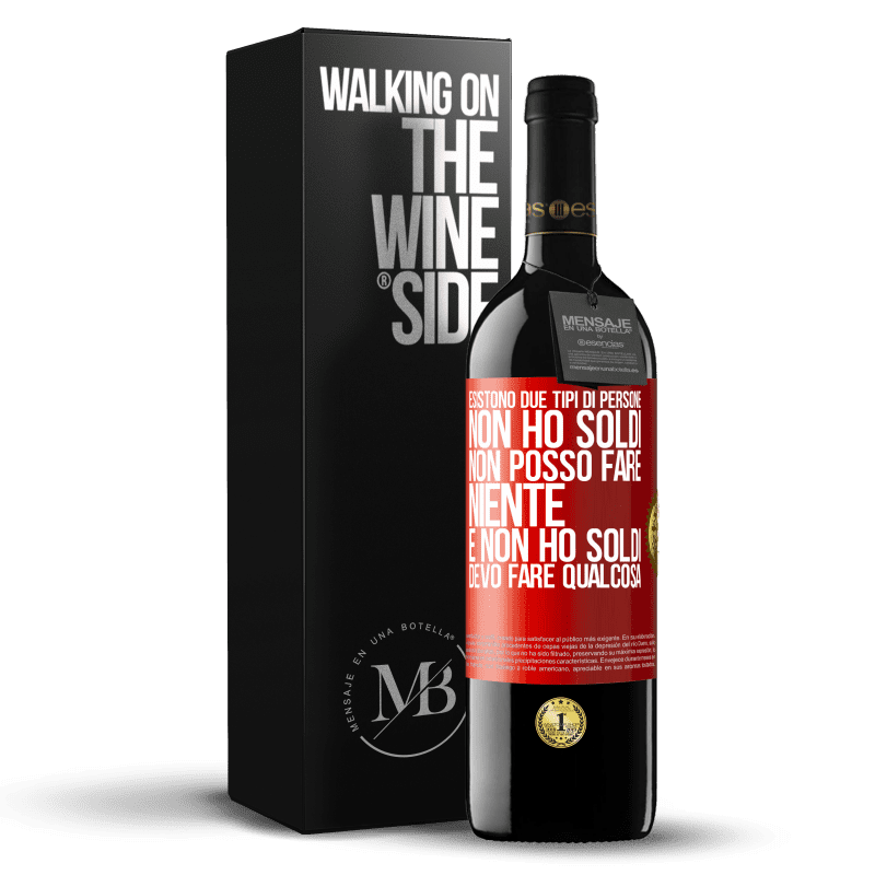 39,95 € Spedizione Gratuita | Vino rosso Edizione RED MBE Riserva Esistono due tipi di persone. Non ho soldi, non posso fare niente e Non ho soldi, devo fare qualcosa Etichetta Rossa. Etichetta personalizzabile Riserva 12 Mesi Raccogliere 2015 Tempranillo