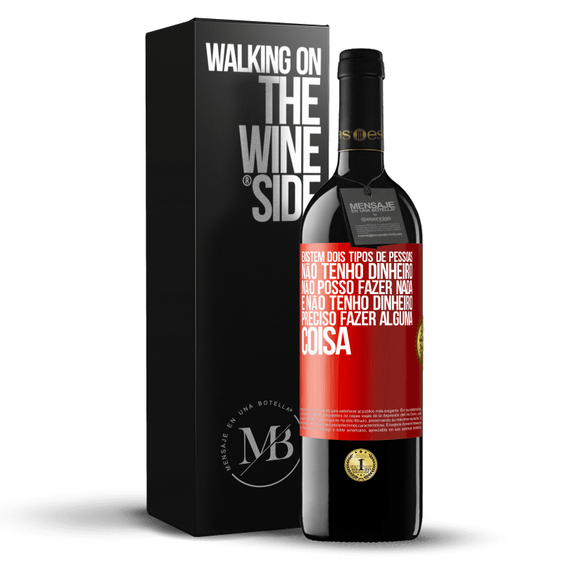 39,95 € Envio grátis | Vinho tinto Edição RED MBE Reserva Existem dois tipos de pessoas. Não tenho dinheiro, não posso fazer nada e Não tenho dinheiro, preciso fazer alguma coisa Etiqueta Vermelha. Etiqueta personalizável Reserva 12 Meses Colheita 2015 Tempranillo