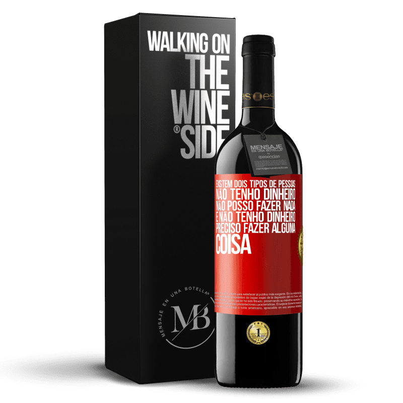 39,95 € Envio grátis | Vinho tinto Edição RED MBE Reserva Existem dois tipos de pessoas. Não tenho dinheiro, não posso fazer nada e Não tenho dinheiro, preciso fazer alguma coisa Etiqueta Vermelha. Etiqueta personalizável Reserva 12 Meses Colheita 2016 Tempranillo