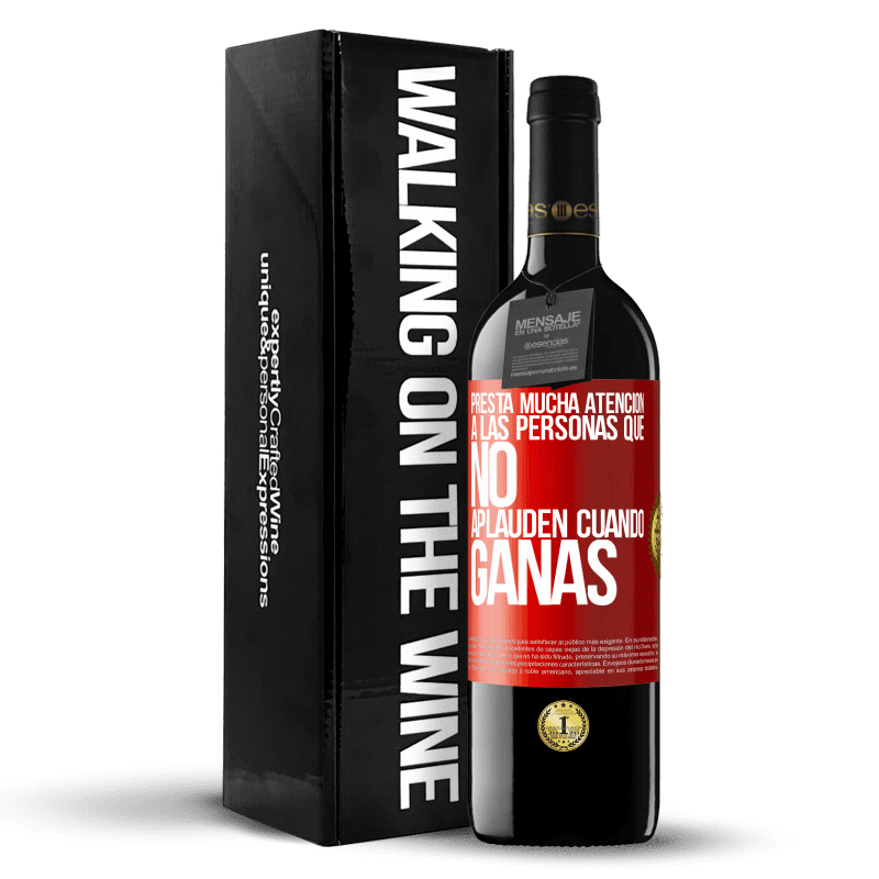 39,95 € Envío gratis | Vino Tinto Edición RED MBE Reserva Presta mucha atención a las personas que no aplauden cuando ganas Etiqueta Roja. Etiqueta personalizable Reserva 12 Meses Cosecha 2015 Tempranillo