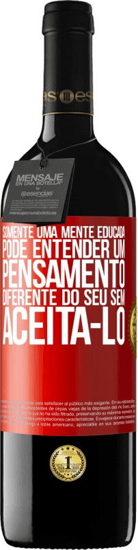 39,95 € | Vinho tinto Edição RED MBE Reserva Somente uma mente educada pode entender um pensamento diferente do seu sem aceitá-lo Etiqueta Vermelha. Etiqueta personalizável Reserva 12 Meses Colheita 2015 Tempranillo