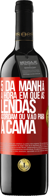 39,95 € | Vinho tinto Edição RED MBE Reserva 5 da manhã A hora em que as lendas acordam ou vão para a cama Etiqueta Vermelha. Etiqueta personalizável Reserva 12 Meses Colheita 2016 Tempranillo