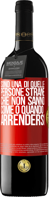 39,95 € | Vino rosso Edizione RED MBE Riserva Sono una di quelle persone strane che non sanno come o quando arrendersi Etichetta Rossa. Etichetta personalizzabile Riserva 12 Mesi Raccogliere 2015 Tempranillo