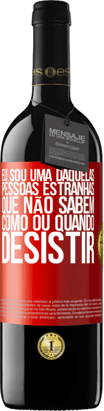 39,95 € | Vinho tinto Edição RED MBE Reserva Eu sou uma daquelas pessoas estranhas que não sabem como ou quando desistir Etiqueta Vermelha. Etiqueta personalizável Reserva 12 Meses Colheita 2016 Tempranillo