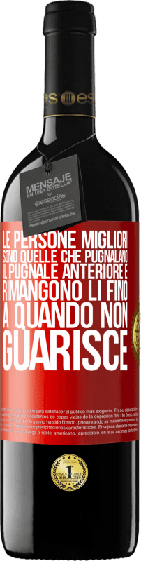 Spedizione Gratuita | Vino rosso Edizione RED MBE Riserva Le persone migliori sono quelle che pugnalano il pugnale anteriore e rimangono lì fino a quando non guarisce Etichetta Rossa. Etichetta personalizzabile Riserva 12 Mesi Raccogliere 2014 Tempranillo