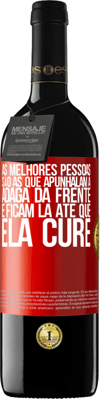 Envio grátis | Vinho tinto Edição RED MBE Reserva As melhores pessoas são as que apunhalam a adaga da frente e ficam lá até que ela cure Etiqueta Vermelha. Etiqueta personalizável Reserva 12 Meses Colheita 2014 Tempranillo