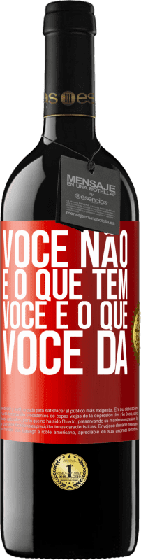 Envio grátis | Vinho tinto Edição RED MBE Reserva Você não é o que tem. Você é o que você dá Etiqueta Vermelha. Etiqueta personalizável Reserva 12 Meses Colheita 2014 Tempranillo